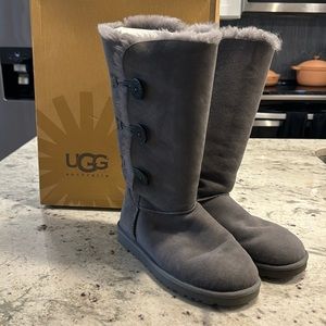 UGG Bailey Button Triplet Grey - Women’s 9